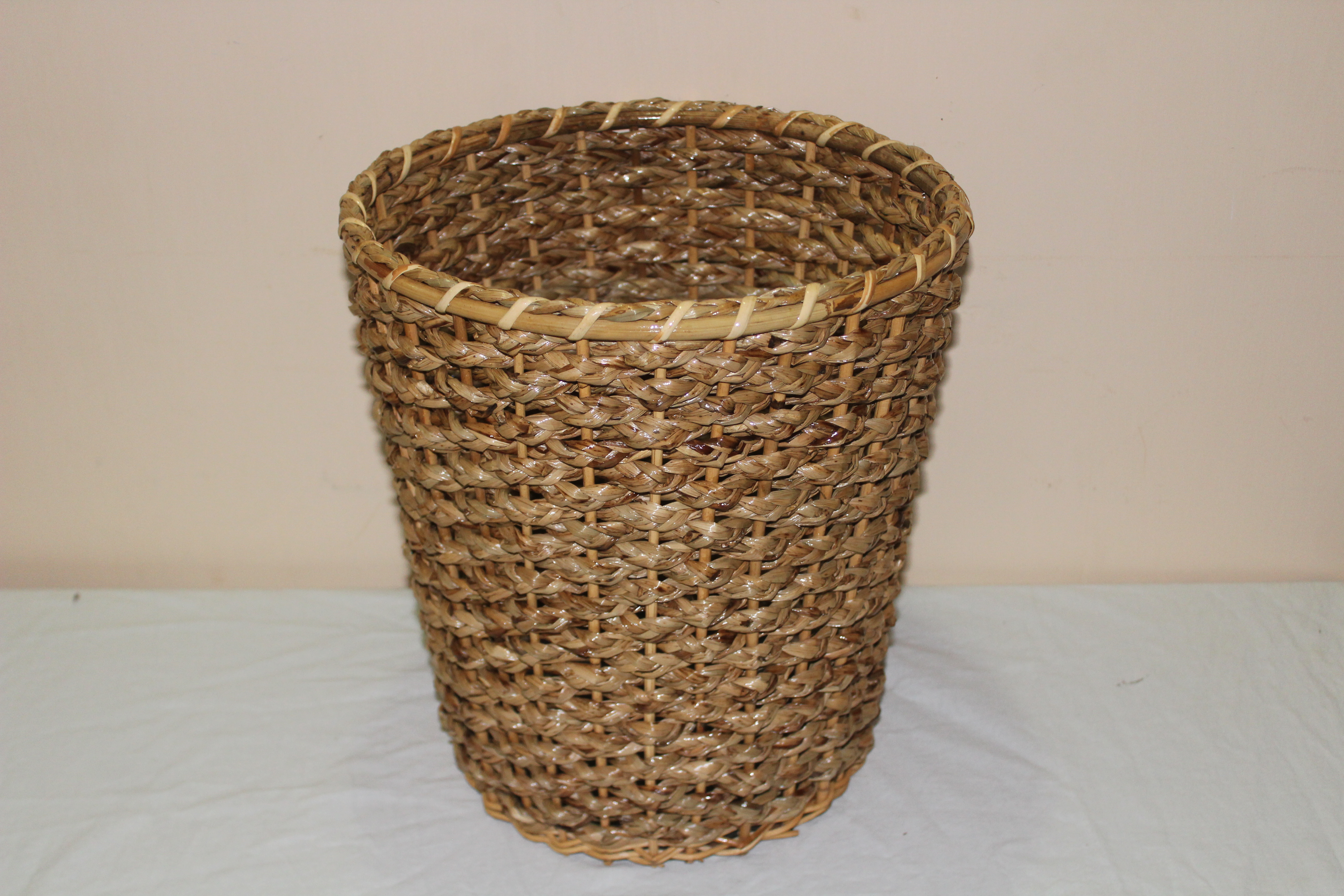 Cylindrical wicker basket made of reed